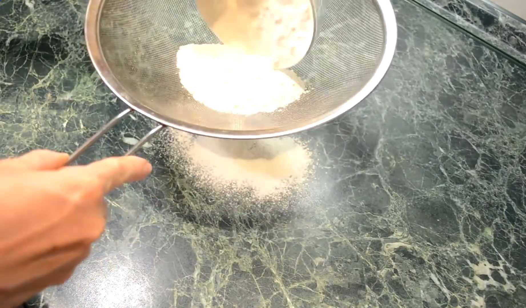 Летние вареники с творогом и клубникой-Шаг 2