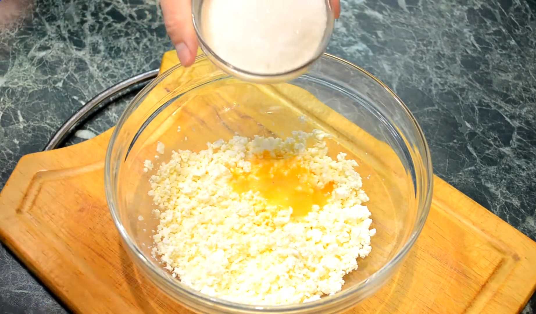 Летние вареники с творогом и клубникой-Шаг 5