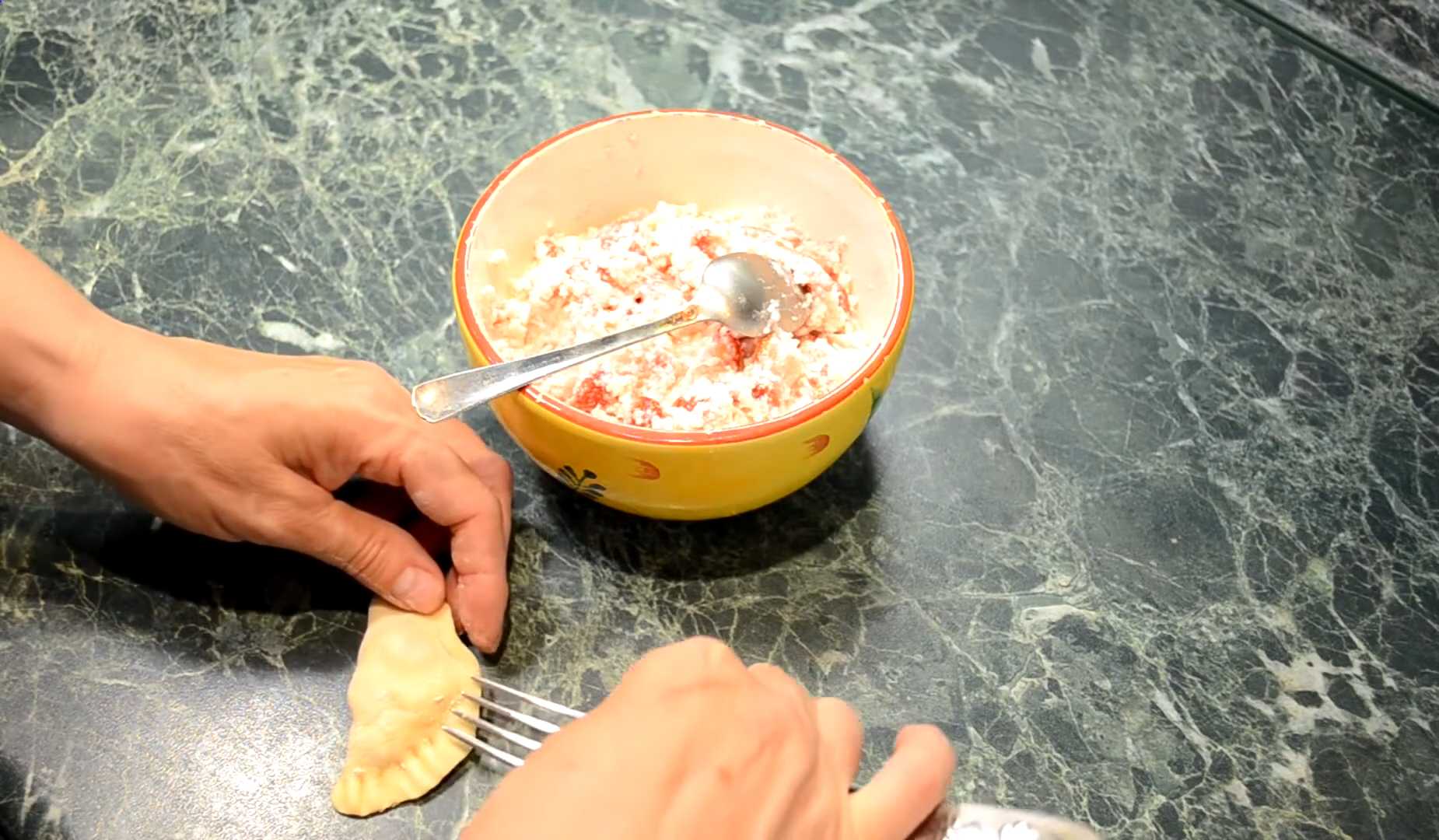 Летние вареники с творогом и клубникой-Шаг 9