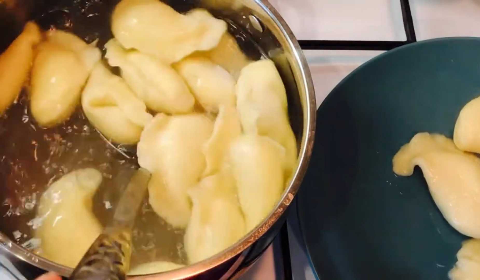 Тесто и начинка для вареников с луком и яйцом-Шаг 11