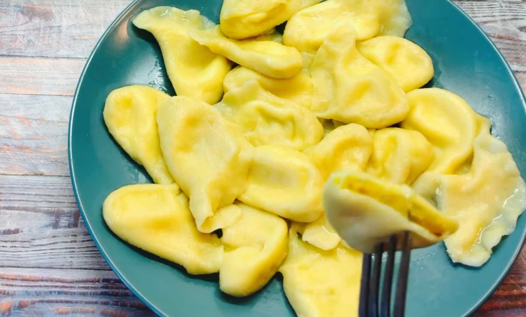 Тесто и начинка для вареников с луком и яйцом-Шаг 12