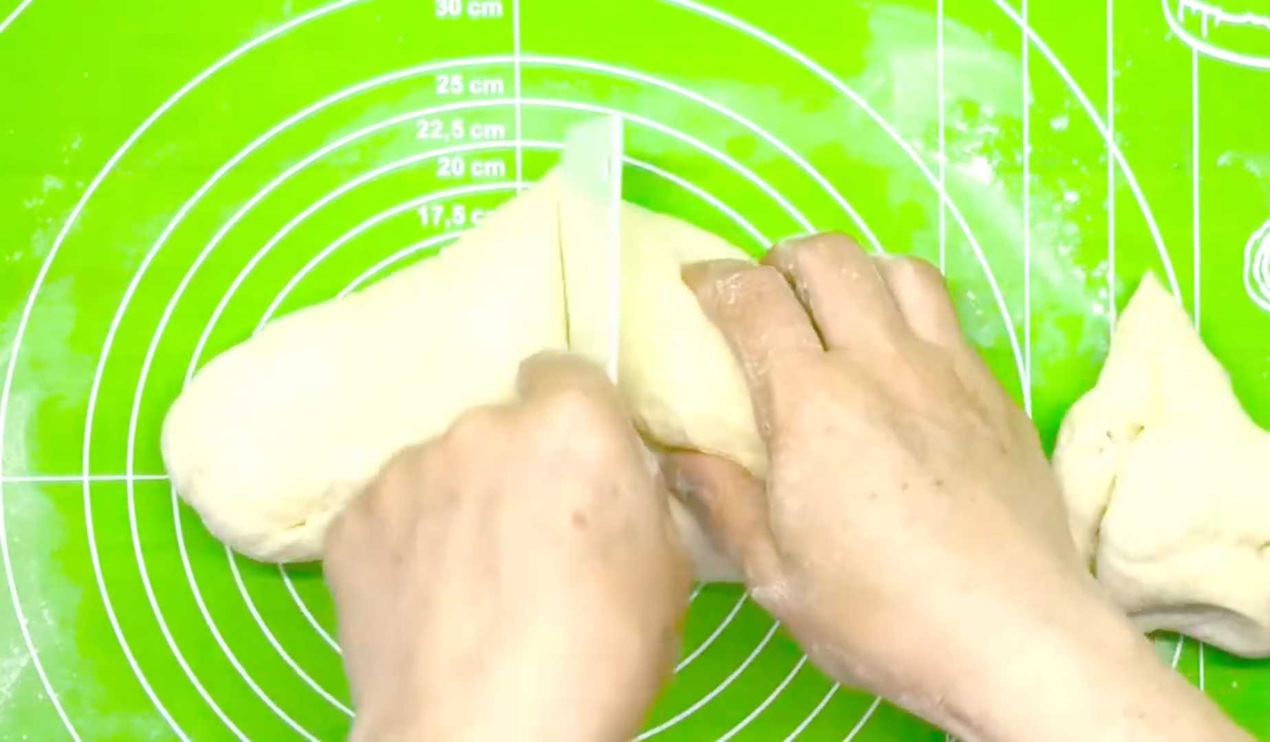 Тесто и начинка для вареников с луком и яйцом-Шаг 8