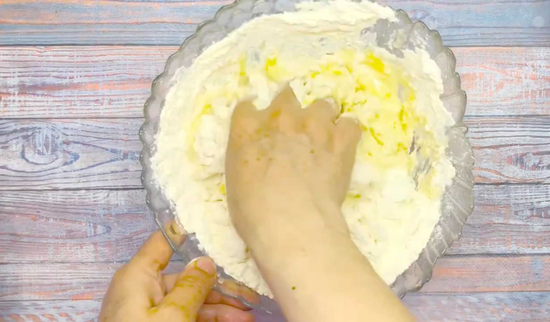 Тесто и начинка для вареников с луком и яйцом-Шаг 3