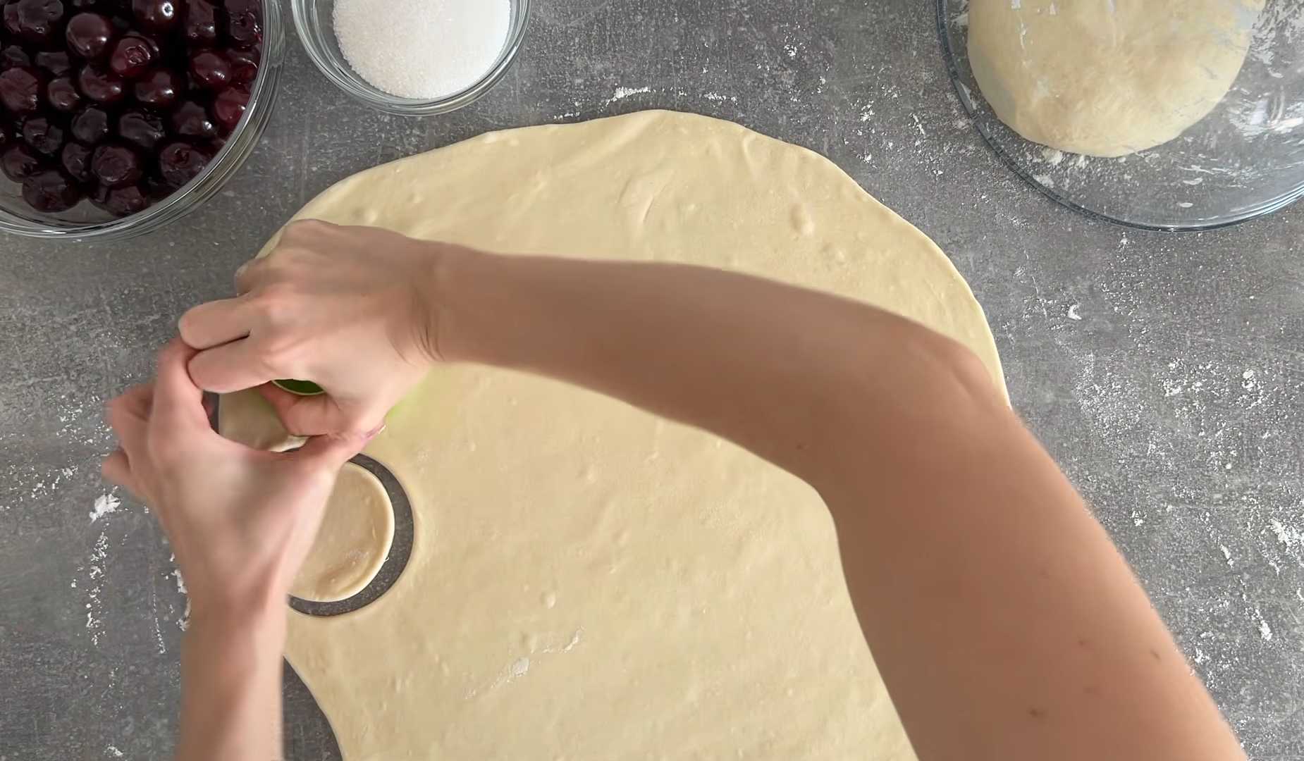 Воздушные вареники с вишней на пару-Шаг 6