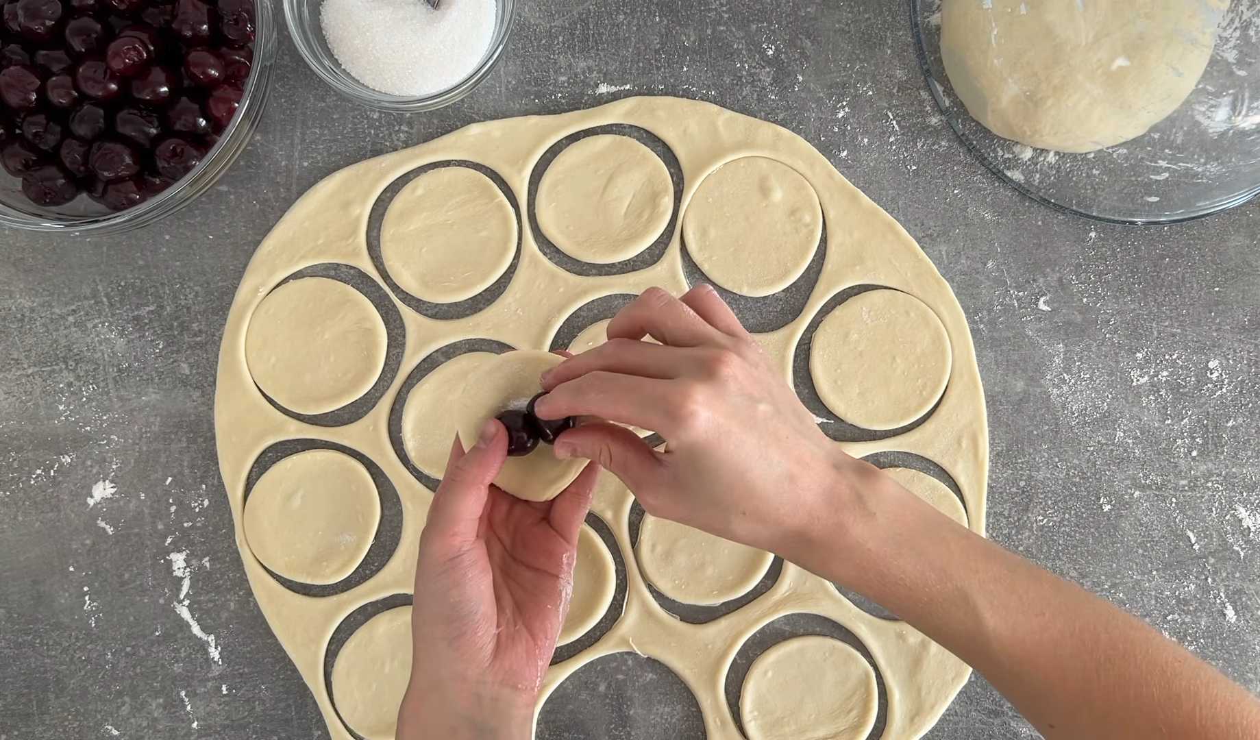 Воздушные вареники с вишней на пару-Шаг 7