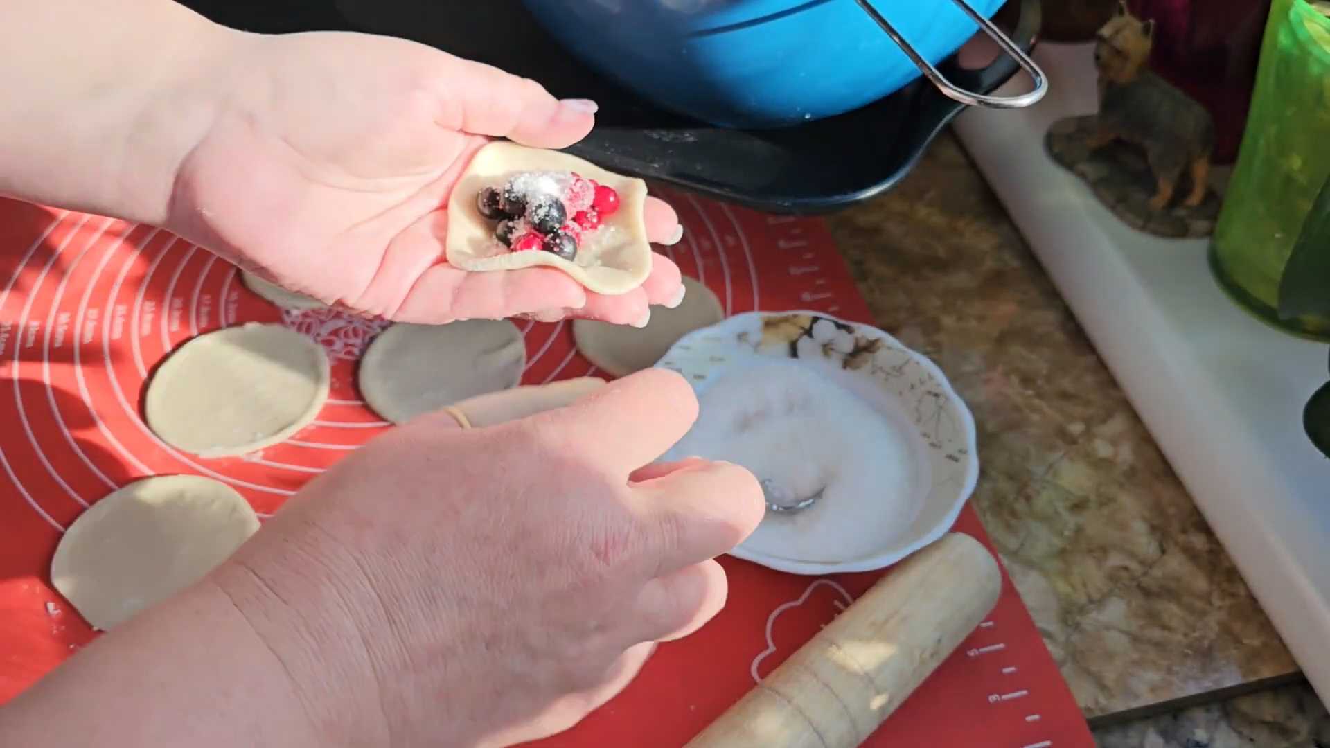 Вареники с лесной ягодой как у бабушки-Шаг 7