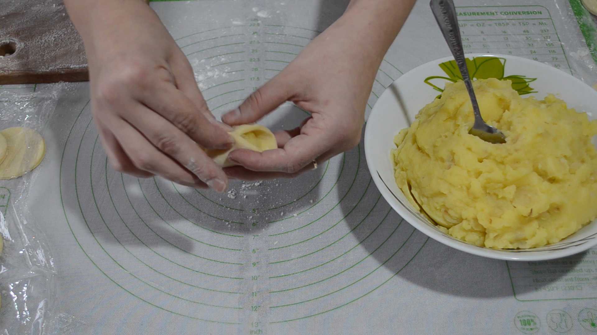 Нежные вареники с картошкой на кефире-Шаг 8