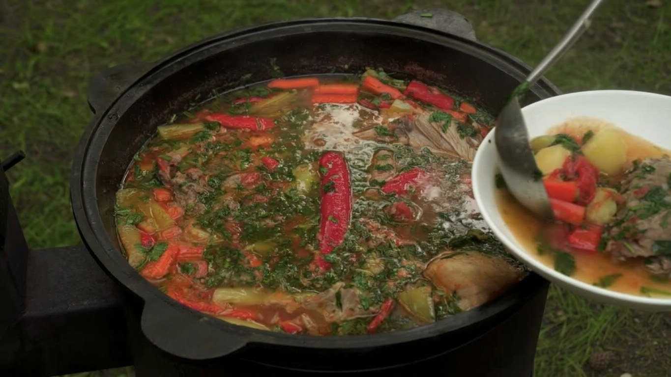 Шурпа из баранины в казане на костре-Шаг 9