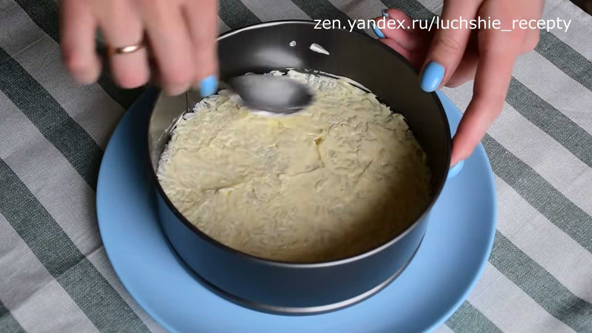 Выложите варёный рис на дно салатника или кулинарной формы. Равномерно распределите его и покройте тонким слоем майонеза. Слоёный салат с рыбными консервами, рисом и сыром-Шаг 1