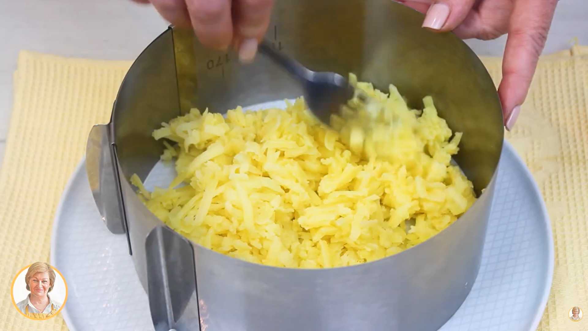 Салат «Мимоза» с печенью трески-Шаг 3