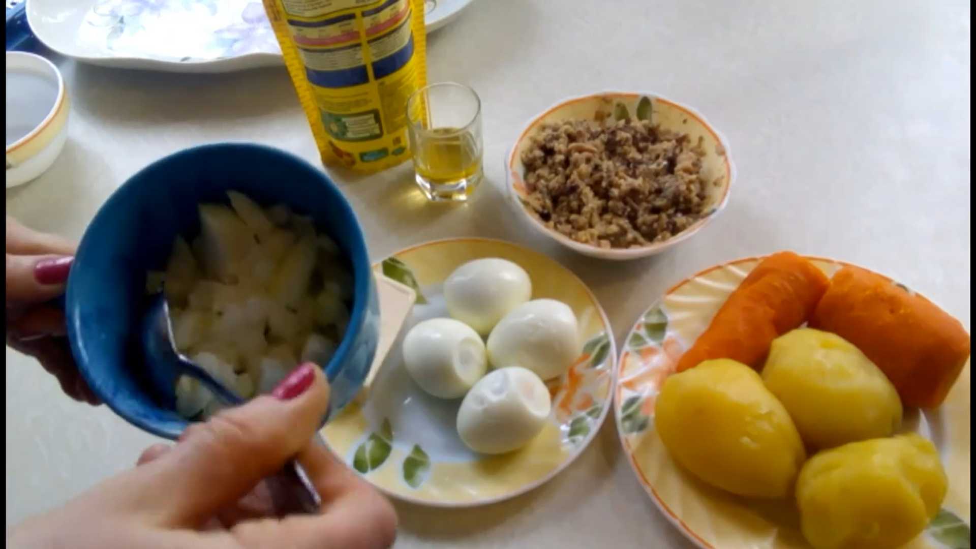 Отварной картофель очистите и натрите на крупной тёрке. Выложите первым слоем на блюдо, немного посолите и покройте майонезом. Салат «Мимоза» с плавленым сыром-Шаг 2