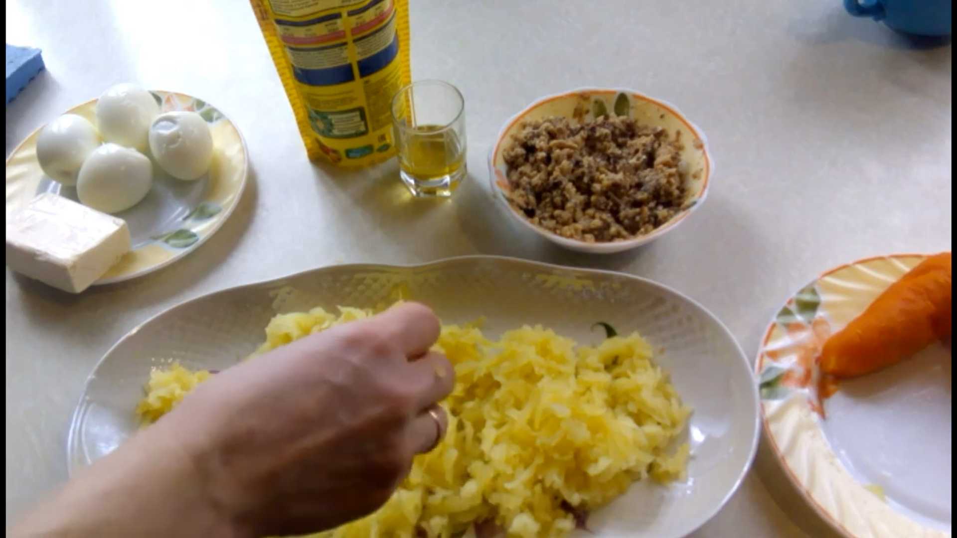 Очистите репчатый лук и мелко нарежьте. В небольшой миске смешайте уксус, сахар и воду. Выложите лук в маринад и оставьте примерно на 15–20 минут. Затем слейте жидкость. Салат «Мимоза» с плавленым сыром-Шаг 1