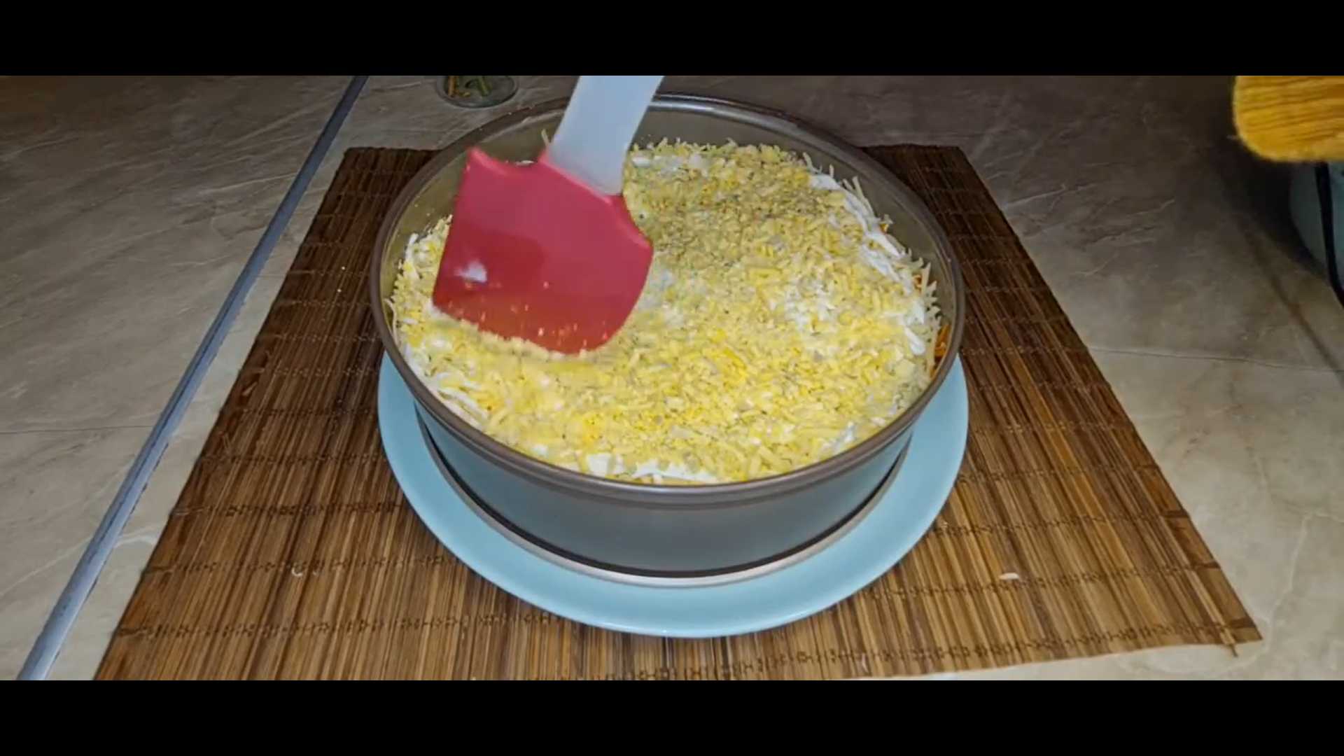 Салат «Мимоза» с курицей-Шаг 8