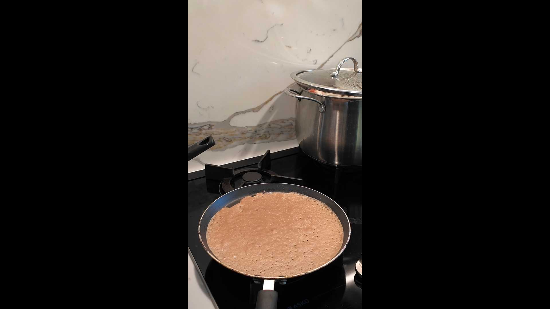 Шоколадный блинный торт с клубникой-Шаг 2