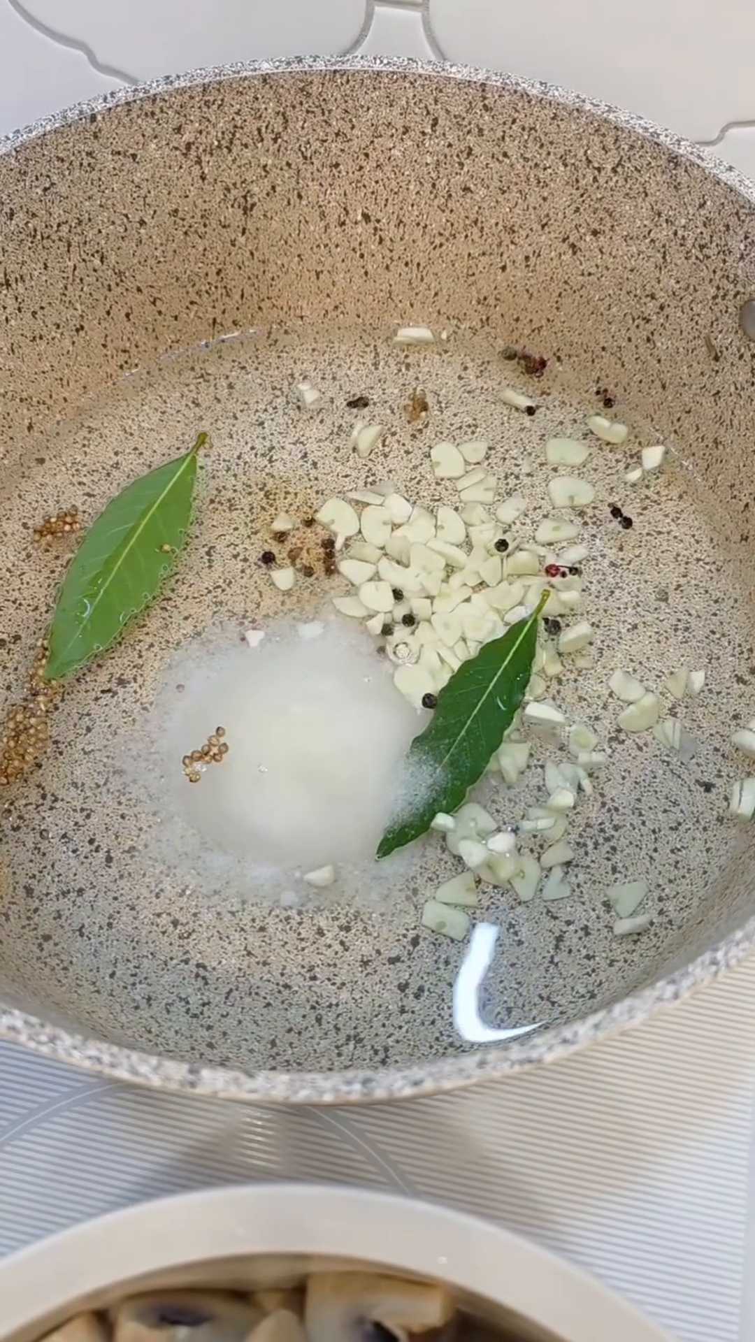Маринованные шампиньоны с чесноком и специями-Шаг 5