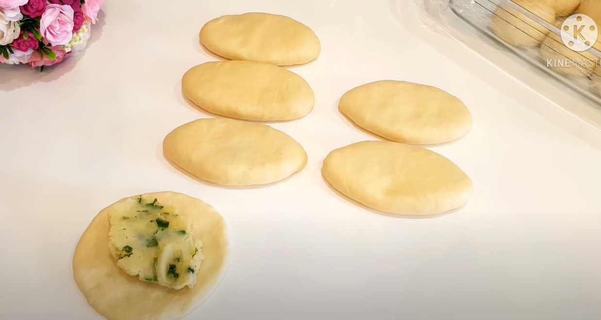 Жареные пирожки с яйцом и зелёным луком на кефире-Шаг 3