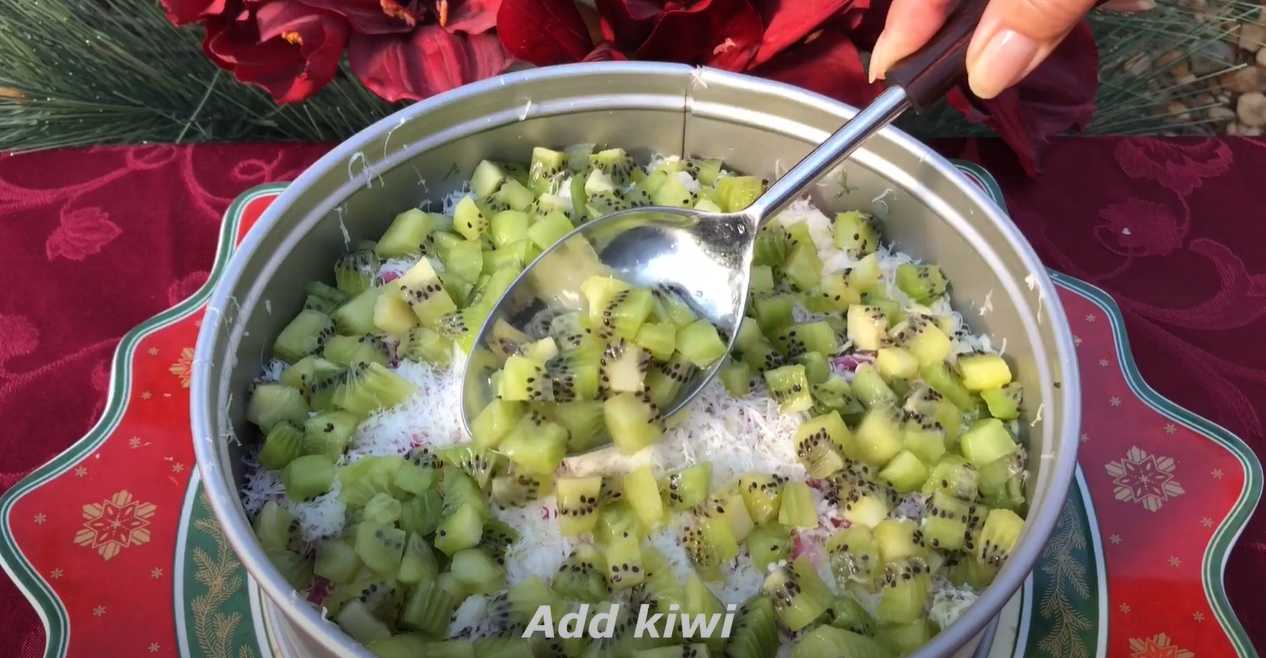 Новогодний салат с курицей и фруктами-Шаг 14