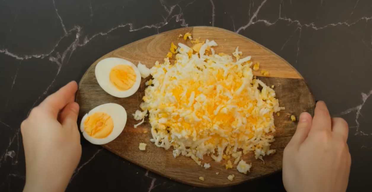 Салат с яйцами, апельсином и яблоком-Шаг 6