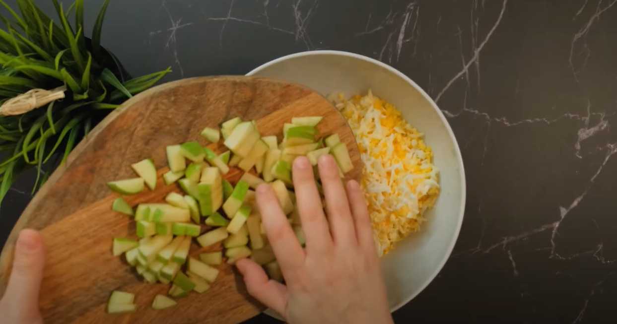 Салат с яйцами, апельсином и яблоком-Шаг 11