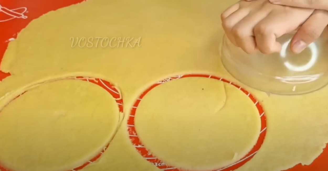 Пирожки-плетенки с яблоком и орехами-Шаг 9