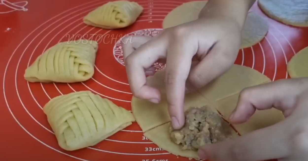 Пирожки-плетенки с яблоком и орехами-Шаг 11