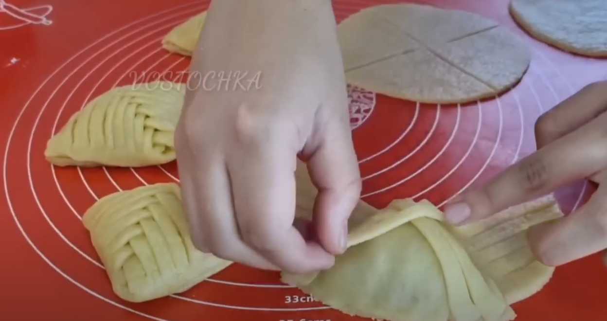 Пирожки-плетенки с яблоком и орехами-Шаг 13