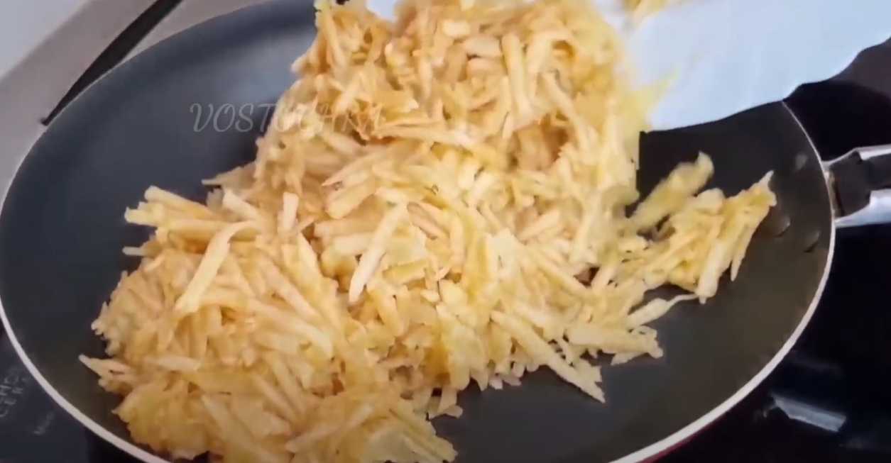 Пирожки-плетенки с яблоком и орехами-Шаг 2