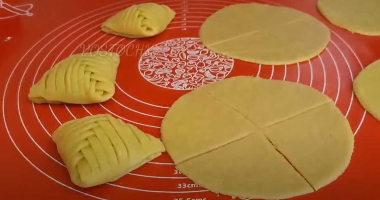 Пирожки-плетенки с яблоком и орехами-Шаг 10