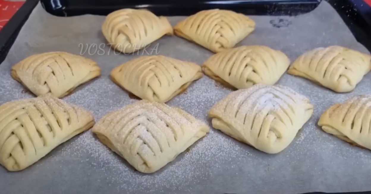 Пирожки-плетенки с яблоком и орехами-Шаг 16