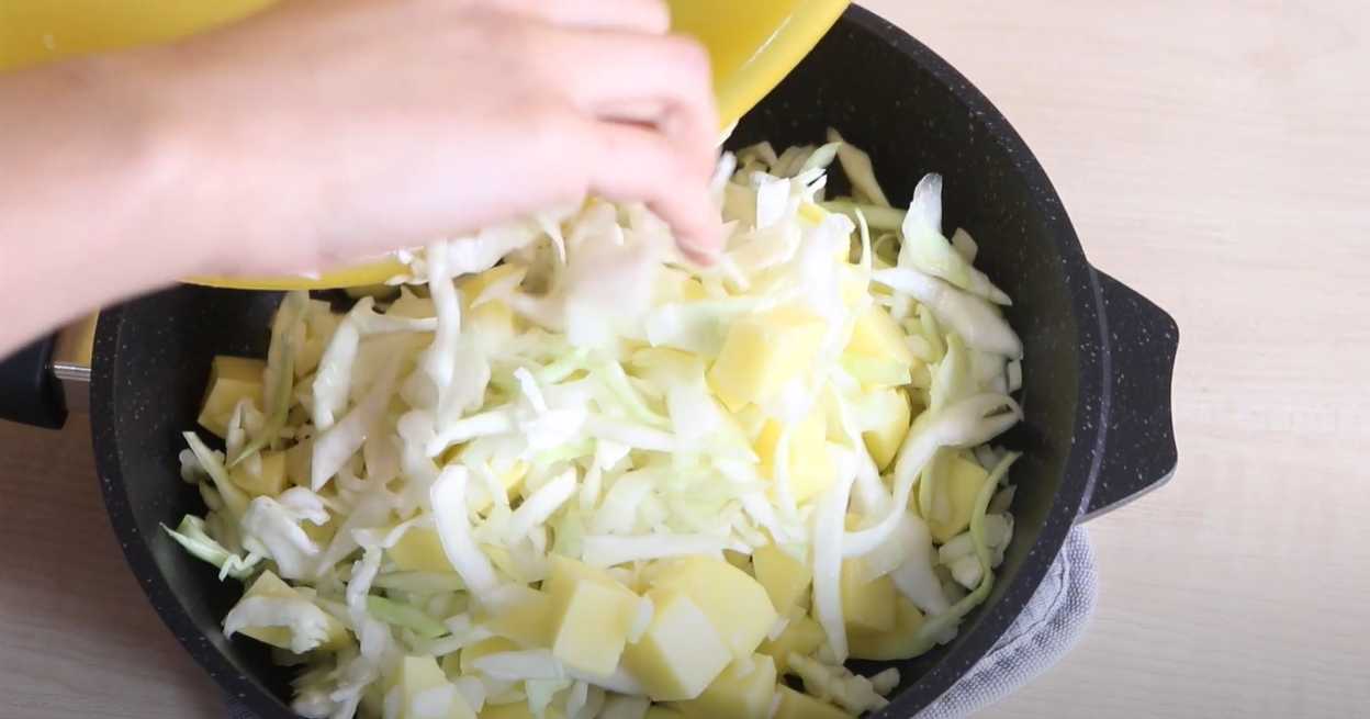 Заливной пирог с картошкой и капустой-Шаг 5