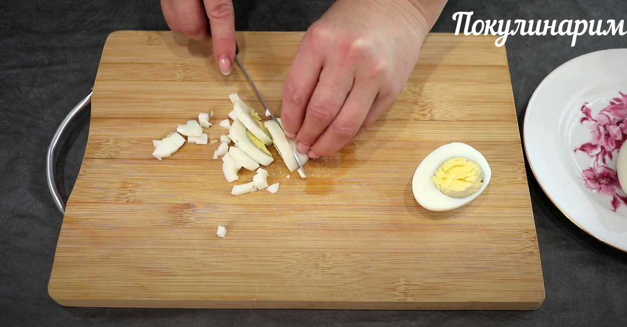 Классический салат с консервированным тунцом и яйцом-Шаг 2