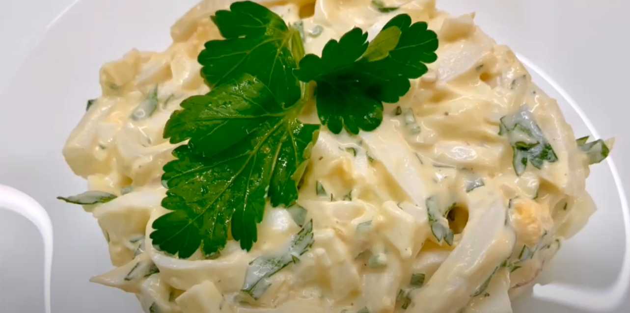 Классический салат из кальмаров с яйцом и луком-Шаг 9