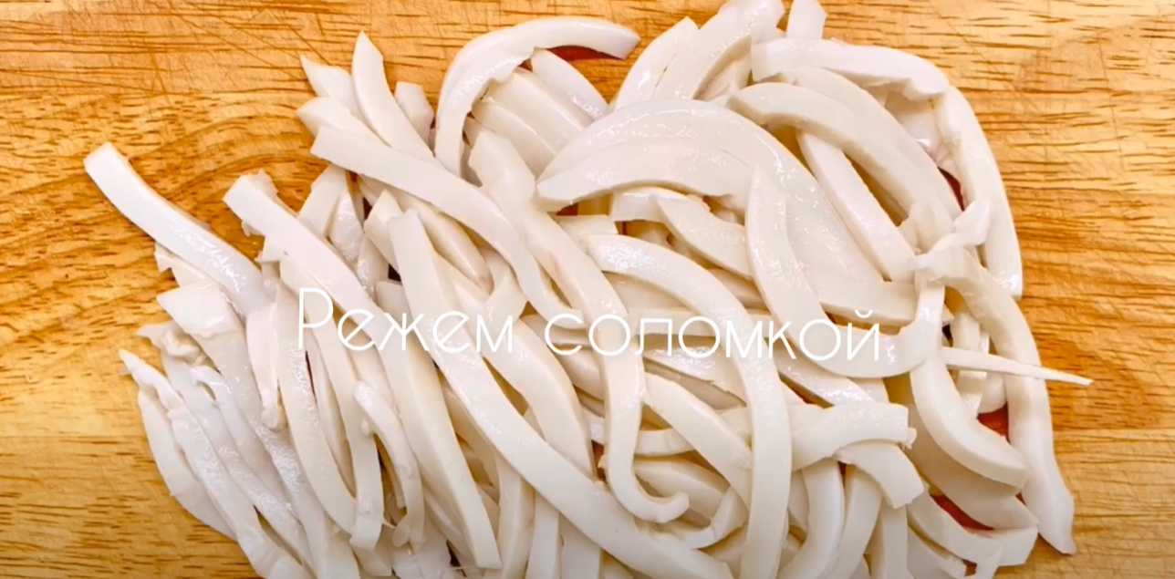 Классический салат из кальмаров с яйцом и луком-Шаг 4
