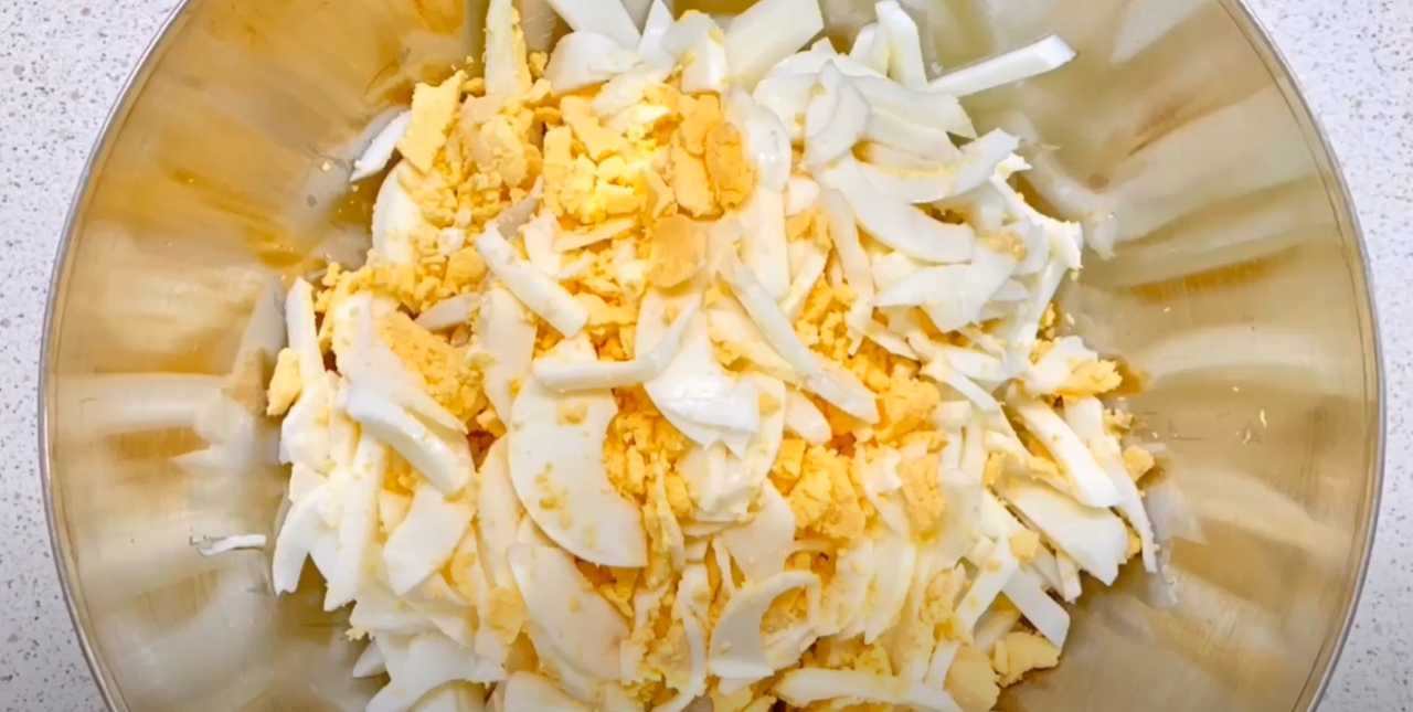 Классический салат из кальмаров с яйцом и луком-Шаг 6
