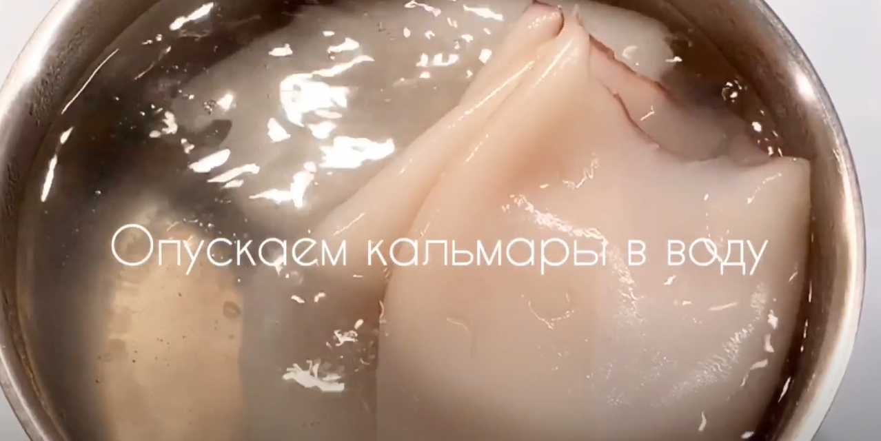 Классический салат из кальмаров с яйцом и луком-Шаг 2