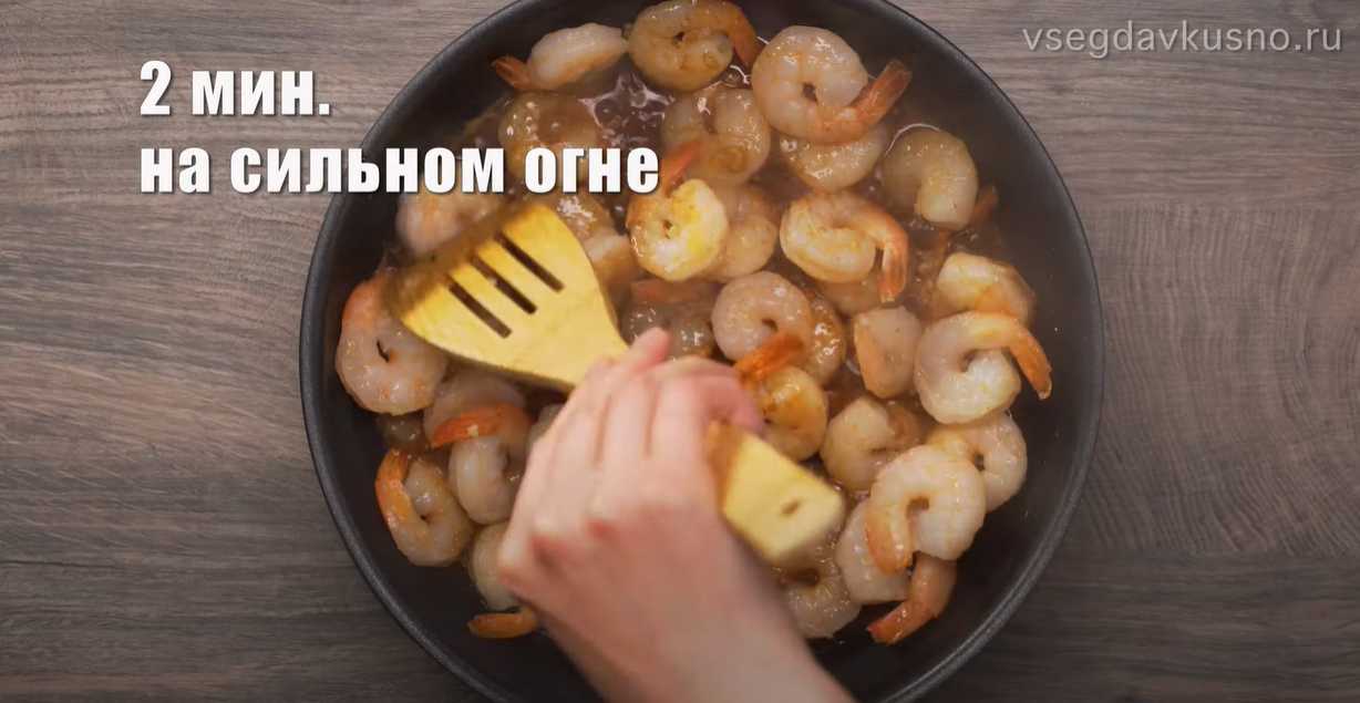 Жареные креветки с чесноком в соевом соусе-Шаг 5