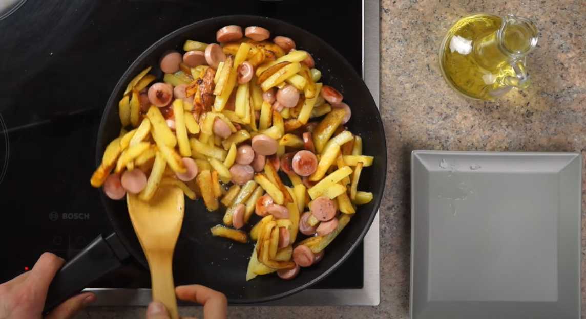 Жареная картошка с сосисками на сковороде-Шаг 9