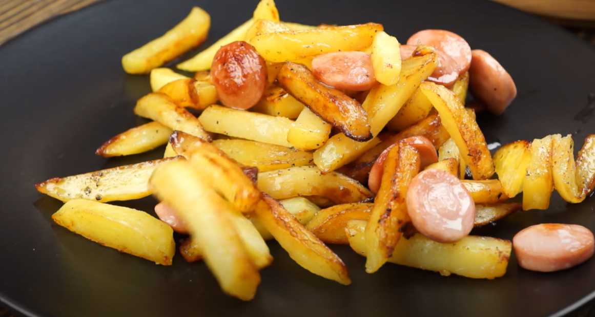Жареная картошка с сосисками на сковороде-Шаг 10