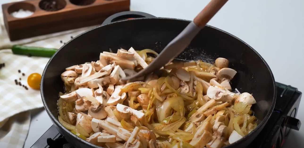 Жареная курица с грибами и луком-Шаг 8