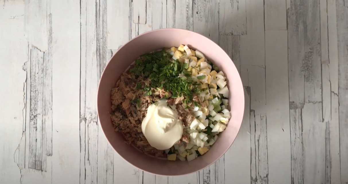 Салат с консервированной горбушей, рисом и яйцом-Шаг 6