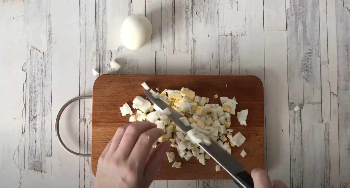 Салат с консервированной горбушей, рисом и яйцом-Шаг 4