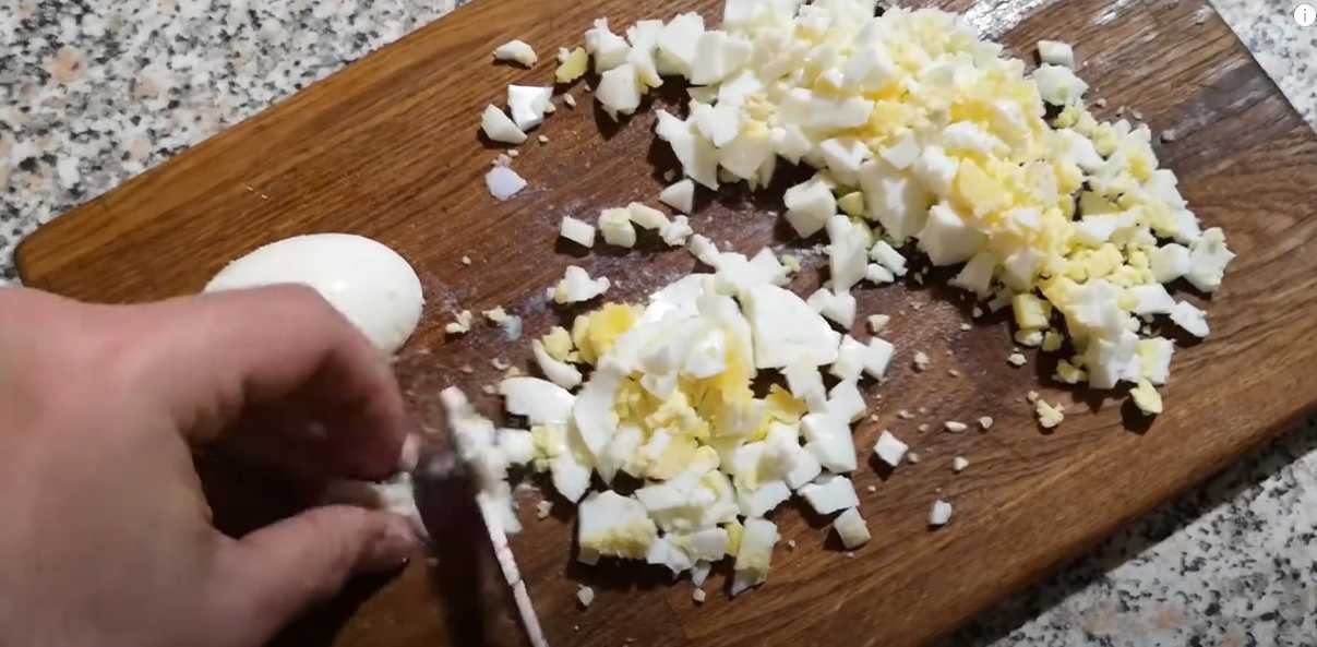 Классический столичный салат с курицей и солеными огурцами-Шаг 3