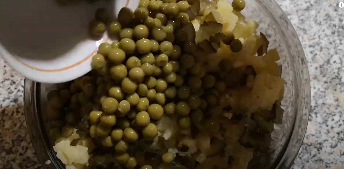 Классический столичный салат с курицей и солеными огурцами-Шаг 6