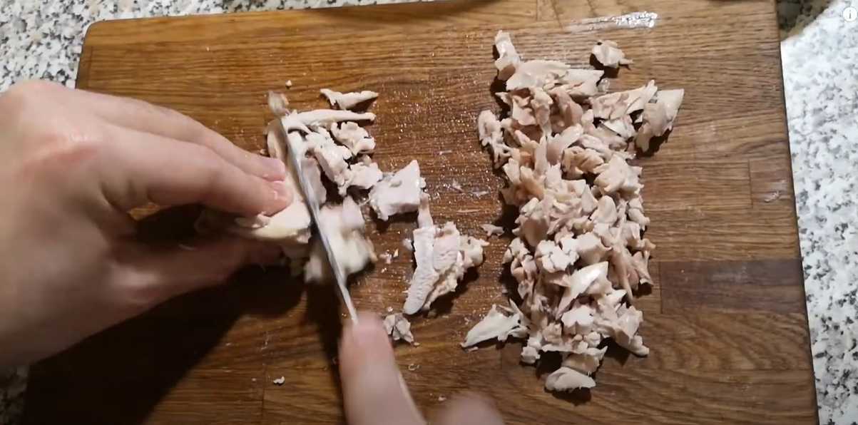 Классический столичный салат с курицей и солеными огурцами-Шаг 2