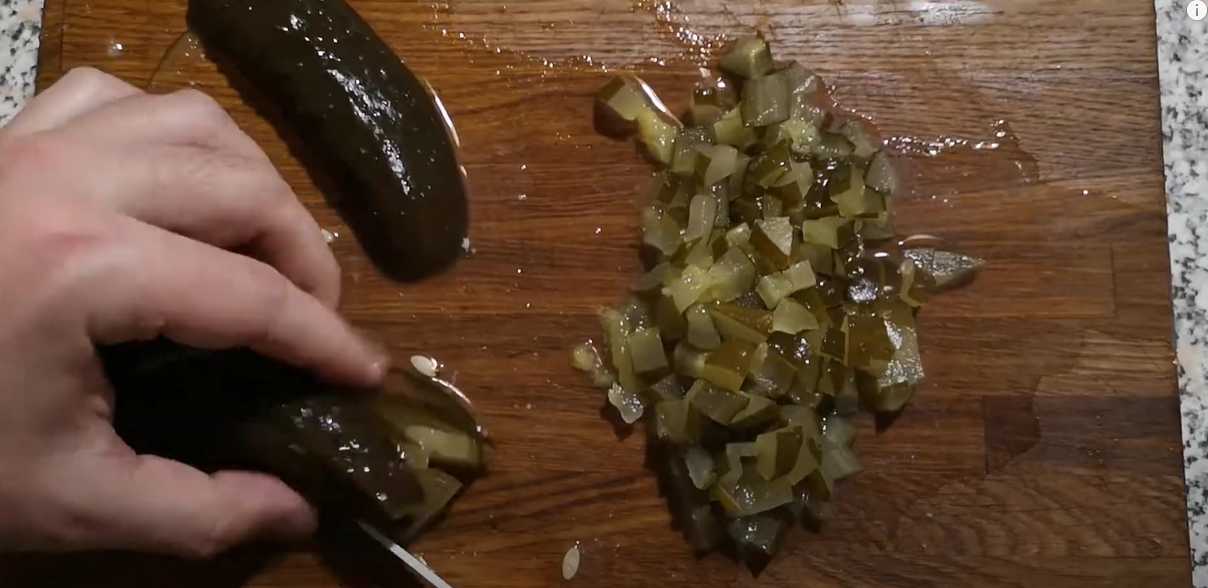 Классический столичный салат с курицей и солеными огурцами-Шаг 5