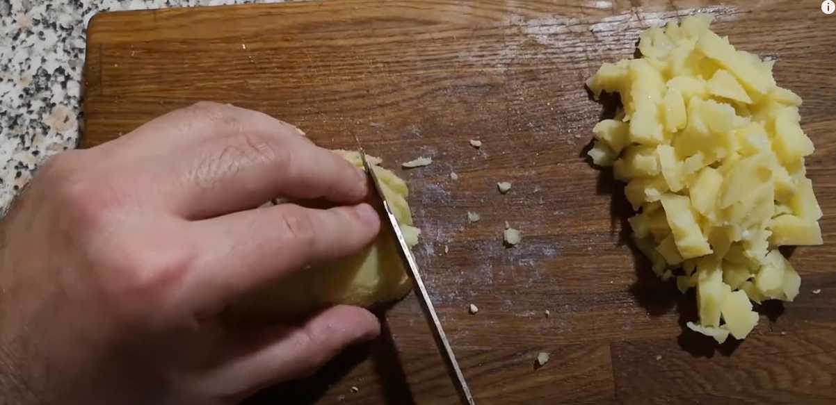 Классический столичный салат с курицей и солеными огурцами-Шаг 4