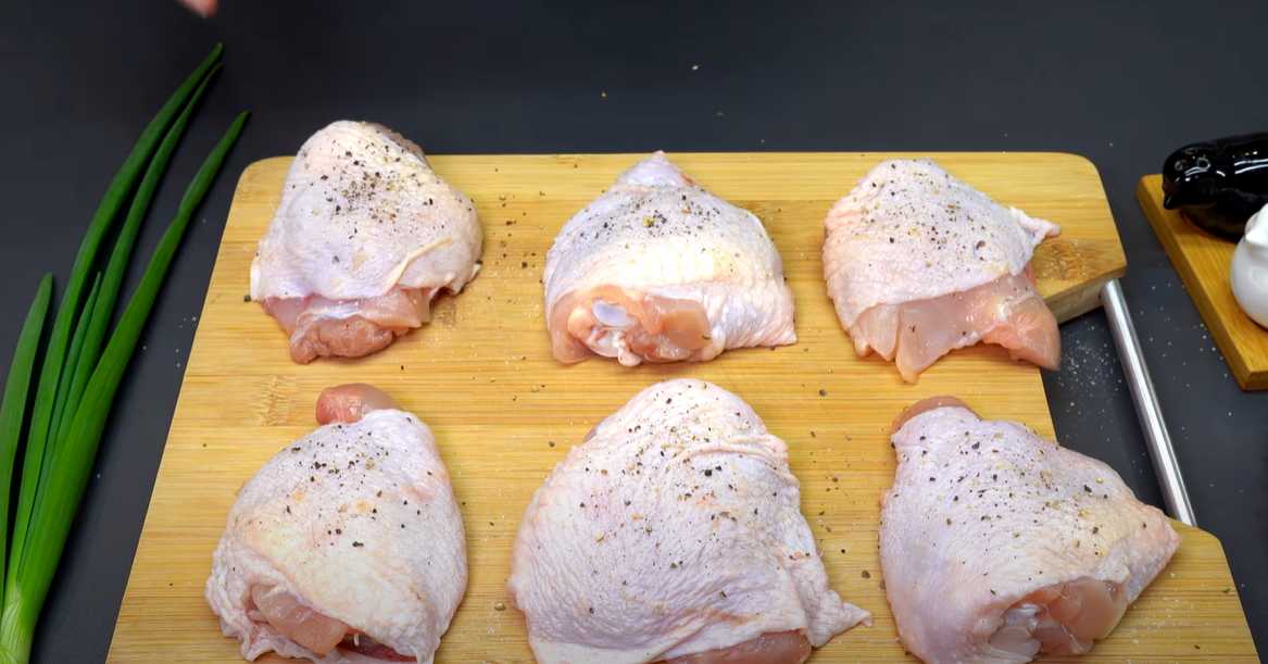 Куриные бедрышки тушеные в чае с печеным картофелем-Шаг 2