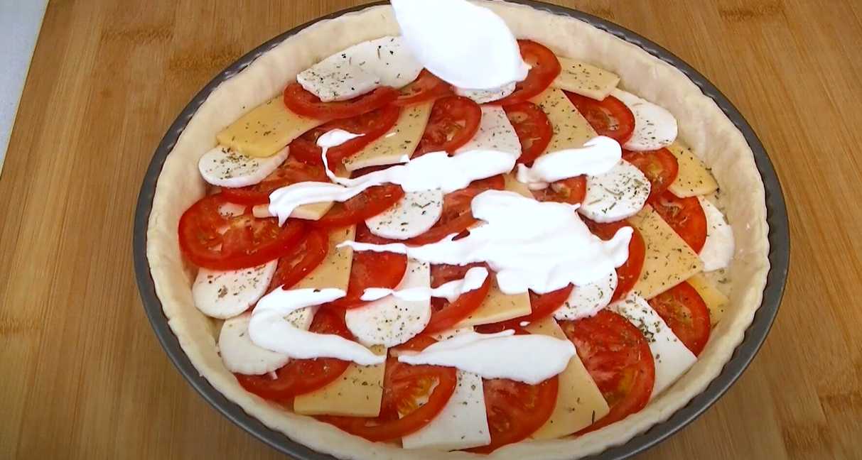 Ароматный пирог с сыром и помидорами-Шаг 8
