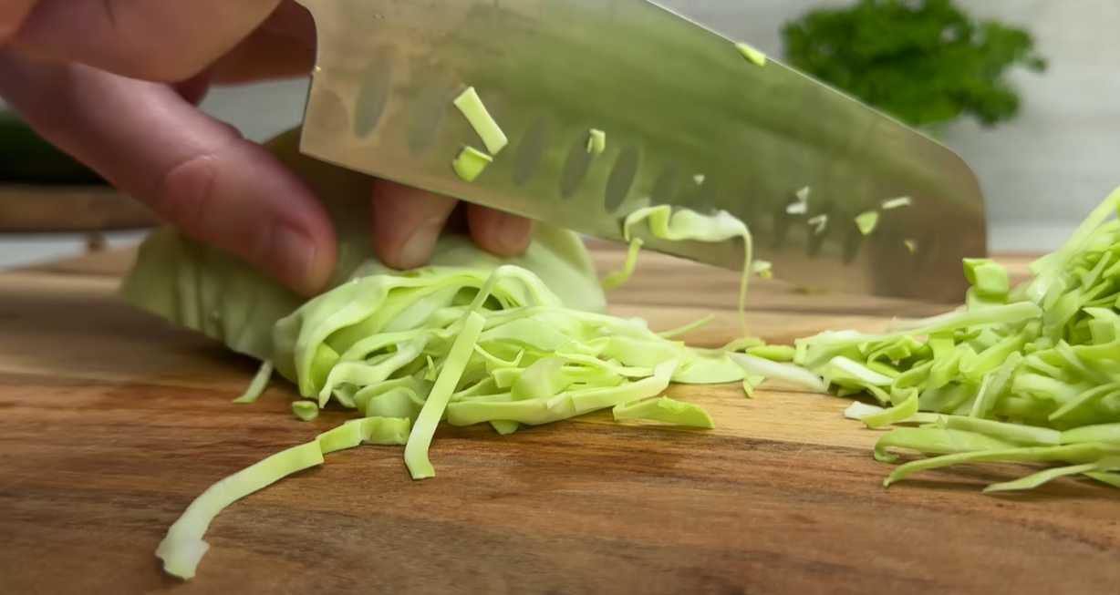 Оладьи из капусты и овощей с сырным соусом-Шаг 1