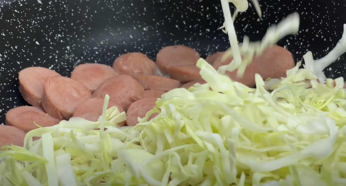Омлет с капустой и сосисками-Шаг 3